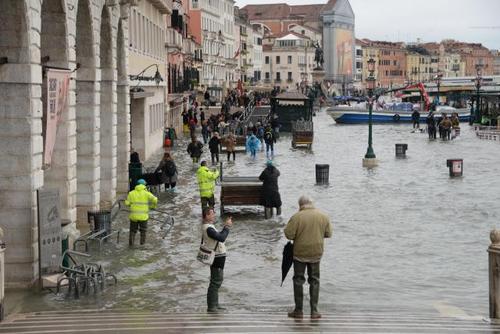 威尼斯水城居民倒水视频（威尼斯水城严重缺水）