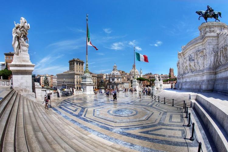 威尼斯广场旁边的台阶（威尼斯的那个广场叫什么名字）