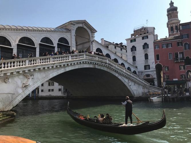 威尼斯桥边完整版（威尼斯桥下接吻是哪个桥）